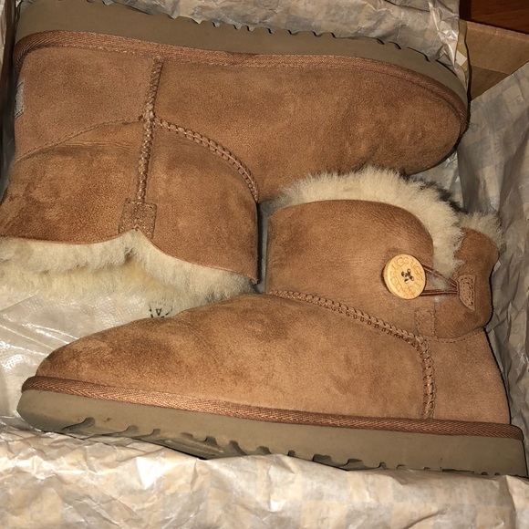 UGG Other - UGG kids mini Bailey Button